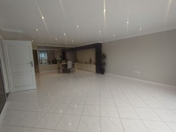 VENTA DEPARTAMENTO 1ER PISO ALTO EN URDESA 3 DORM (VIVI)