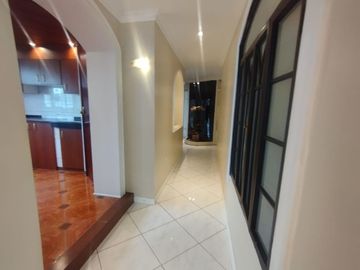 VENTA DEPARTAMENTO 1ER PISO ALTO EN URDESA 3 DORM (VIVI)