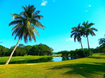 Casa de 4 recamaras con alberca privada, acceso al mar 2 departamentos independientes en venta en Playacar Fase 2.