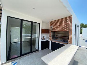 Casa de 4 recamaras con alberca privada, acceso al mar 2 departamentos independientes en venta en Playacar Fase 2.
