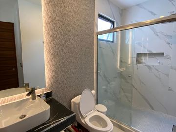 Casa de 4 recamaras con alberca privada, acceso al mar 2 departamentos independientes en venta en Playacar Fase 2.