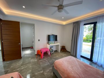 Casa de 4 recamaras con alberca privada, acceso al mar 2 departamentos independientes en venta en Playacar Fase 2.