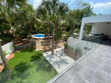 Casa de 4 recamaras con alberca privada, acceso al mar 2 departamentos independientes en venta en Playacar Fase 2.