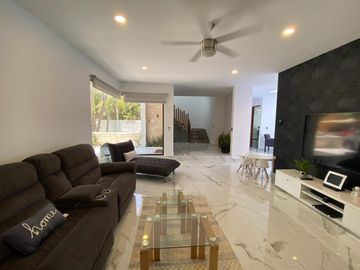 Casa de 4 recamaras con alberca privada, acceso al mar 2 departamentos independientes en venta en Playacar Fase 2.