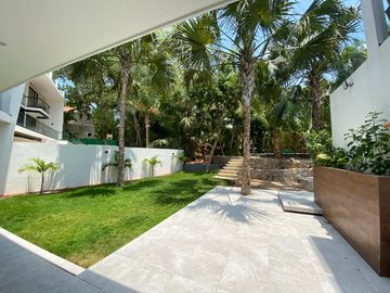 Casa de 4 recamaras con alberca privada, acceso al mar 2 departamentos independientes en venta en Playacar Fase 2.