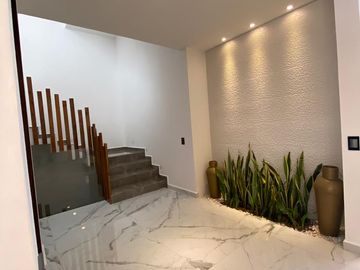 Casa de 4 recamaras con alberca privada, acceso al mar 2 departamentos independientes en venta en Playacar Fase 2.