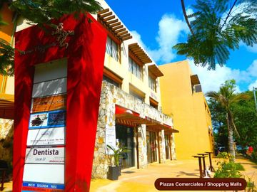 Casa de 4 recamaras con alberca privada, acceso al mar 2 departamentos independientes en venta en Playacar Fase 2.
