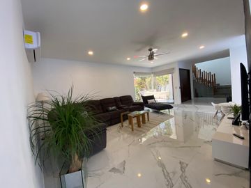 Casa de 4 recamaras con alberca privada, acceso al mar 2 departamentos independientes en venta en Playacar Fase 2.