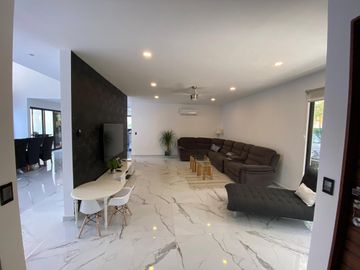 Casa de 4 recamaras con alberca privada, acceso al mar 2 departamentos independientes en venta en Playacar Fase 2.