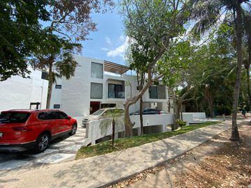 Casa de 4 recamaras con alberca privada, acceso al mar 2 departamentos independientes en venta en Playacar Fase 2.