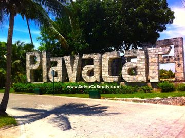 Casa de 4 recamaras con alberca privada, acceso al mar 2 departamentos independientes en venta en Playacar Fase 2.