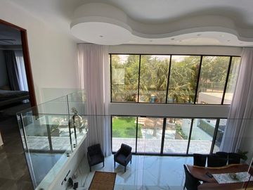 Casa de 4 recamaras con alberca privada, acceso al mar 2 departamentos independientes en venta en Playacar Fase 2.