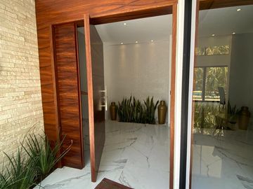 Casa de 4 recamaras con alberca privada, acceso al mar 2 departamentos independientes en venta en Playacar Fase 2.