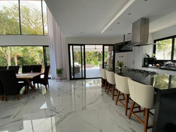 Casa de 4 recamaras con alberca privada, acceso al mar 2 departamentos independientes en venta en Playacar Fase 2.