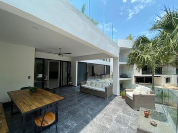 Casa de 4 recamaras con alberca privada, acceso al mar 2 departamentos independientes en venta en Playacar Fase 2.