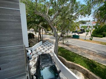 Casa de 4 recamaras con alberca privada, acceso al mar 2 departamentos independientes en venta en Playacar Fase 2.