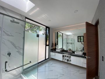 Casa de 4 recamaras con alberca privada, acceso al mar 2 departamentos independientes en venta en Playacar Fase 2.