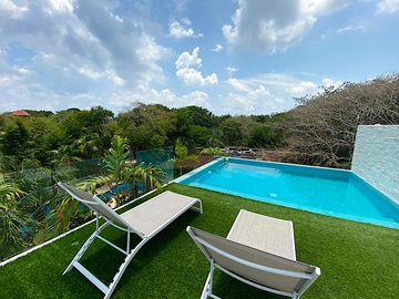Casa de 4 recamaras con alberca privada, acceso al mar 2 departamentos independientes en venta en Playacar Fase 2.