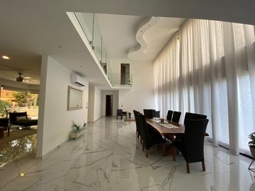 Casa de 4 recamaras con alberca privada, acceso al mar 2 departamentos independientes en venta en Playacar Fase 2.