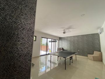 Casa de 4 recamaras con alberca privada, acceso al mar 2 departamentos independientes en venta en Playacar Fase 2.
