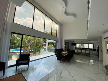 Casa de 4 recamaras con alberca privada, acceso al mar 2 departamentos independientes en venta en Playacar Fase 2.