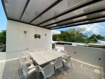 Casa de 4 recamaras con alberca privada, acceso al mar 2 departamentos independientes en venta en Playacar Fase 2.