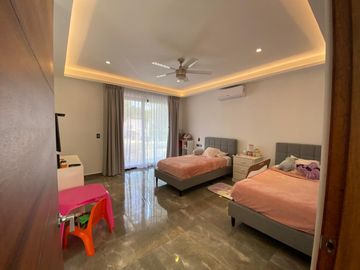 Casa de 4 recamaras con alberca privada, acceso al mar 2 departamentos independientes en venta en Playacar Fase 2.