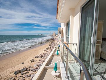VENTA- Departamento frente al mar en Playa Escondida, Mazatlan