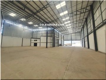 ALQUILER DE BODEGA DE 1400 MTS2, AMPLIAS ZONAS DE ESTACIONAMIENTO IDEAL PARA TU EXITO EMPRESARIAL.