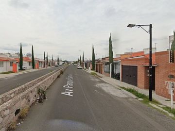 Vive en Elegante y amplia casa en remate en Col. Fundadores, Santiago de Querétaro, Qro!!