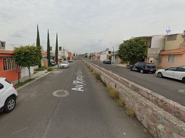 Vive en Elegante y amplia casa en remate en Col. Fundadores, Santiago de Querétaro, Qro!!