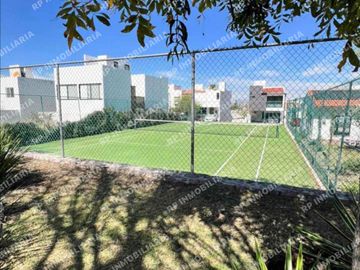 Casa en renta tres recámaras y amplio sótano en Pedregal de Schoenstatt.