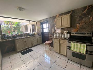 CASA DE VENTA EN EL BOSQUE: UBICACIÓN ESTRATÉGICA, PARA USO COMERCIAL O RESIDENCIAL 340 M2, $350.000