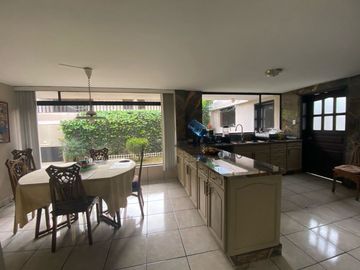 CASA DE VENTA EN EL BOSQUE: UBICACIÓN ESTRATÉGICA, PARA USO COMERCIAL O RESIDENCIAL 340 M2, $350.000