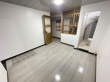 VENDO BONITA CASA, RENTABLE 4 PISOS INDEPENDIENTES B. UNIR II ENGATIVA BOGOTA, colombia EXITO CALLE 80 OPORTUNIDAD.