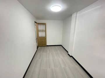 VENDO BONITA CASA, RENTABLE 4 PISOS INDEPENDIENTES B. UNIR II ENGATIVA BOGOTA, colombia EXITO CALLE 80 OPORTUNIDAD.