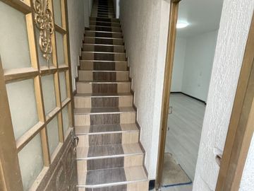 VENDO BONITA CASA, RENTABLE 4 PISOS INDEPENDIENTES B. UNIR II ENGATIVA BOGOTA, colombia EXITO CALLE 80 OPORTUNIDAD.