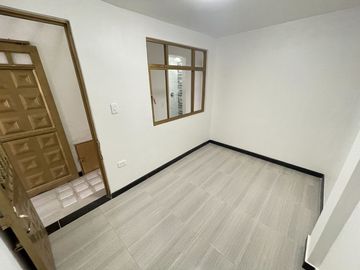 VENDO BONITA CASA, RENTABLE 4 PISOS INDEPENDIENTES B. UNIR II ENGATIVA BOGOTA, colombia EXITO CALLE 80 OPORTUNIDAD.
