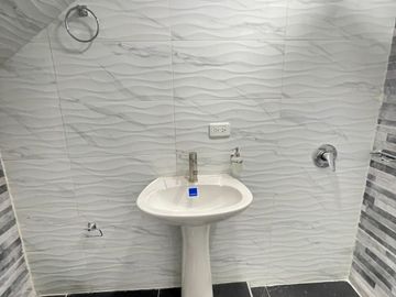 VENDO BONITA CASA, RENTABLE 4 PISOS INDEPENDIENTES B. UNIR II ENGATIVA BOGOTA, colombia EXITO CALLE 80 OPORTUNIDAD.