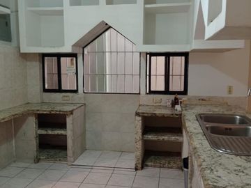 VENTA DE CASA CIUDADELA SIMÓN BOLIVAR,  DIAGONAL AL HOTEL TRYP BY WYNDHAM