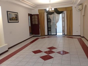 VENTA DE CASA CIUDADELA SIMÓN BOLIVAR,  DIAGONAL AL HOTEL TRYP BY WYNDHAM