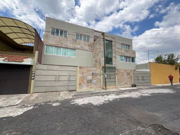 Venta edificio en fracc la huerta con 3 departamentos con entrada independiente