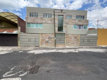 Venta edificio en fracc la huerta con 3 departamentos con entrada independiente