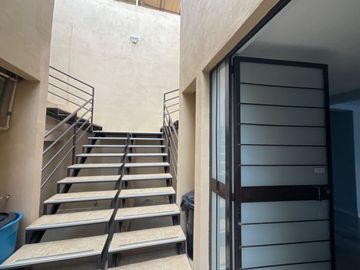 Venta edificio en fracc la huerta con 3 departamentos con entrada independiente