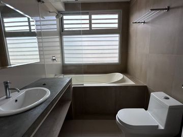 Moderno dúplex  estilo industrial de un dormitorio y habitación Home Office 🏡💎