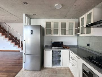 Moderno dúplex  estilo industrial de un dormitorio y habitación Home Office 🏡💎