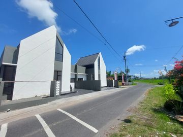 Rumah Mangku Aspal Lebar di Gabusan