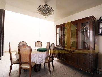 CASA CON LOCAL COMERCIAL Y BODEGA SOBRE CARRANZA (CENTRO) EN VENTA