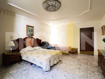 CASA CON LOCAL COMERCIAL Y BODEGA SOBRE CARRANZA (CENTRO) EN VENTA