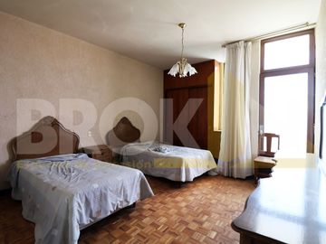 CASA CON LOCAL COMERCIAL Y BODEGA SOBRE CARRANZA (CENTRO) EN VENTA